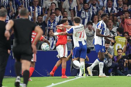 Bah e Samu, respetivamente lateral do Benfica e avançado do FC Porto, no clássico de 20 de setemnro de 2026 (Catarina Morais/Kapta+)
