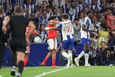 Bah e Samu, respetivamente lateral do Benfica e avançado do FC Porto, no clássico de 20 de setemnro de 2026 (Catarina Morais/Kapta+)