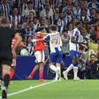 Bah e Samu, respetivamente lateral do Benfica e avançado do FC Porto, no clássico de 20 de setemnro de 2026 (Catarina Morais/Kapta+)