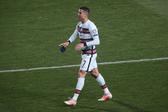 Ronaldo atirou a braçadeira de capitão ao chão após um erro do árbitro anular-lhe um golo (IMAGO)