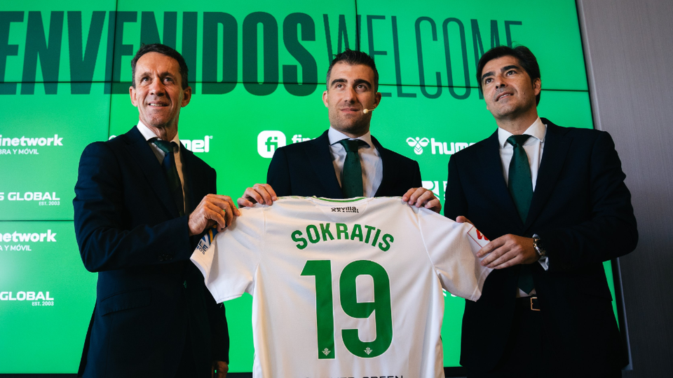 Oficial: Sokratis reforça equipa de William Carvalho e Rui Silva