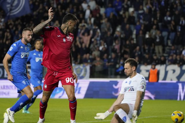 À atenção do Sporting: Scamacca faz golaço de calcanhar