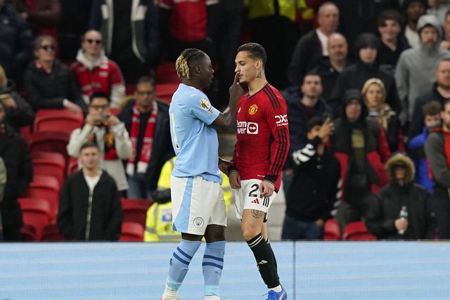 Jérémy Doku responde a Antony… fora de campo