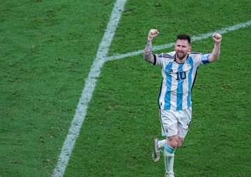 Messi dedica Bola de Ouro a Maradona: «Isto também é teu»
