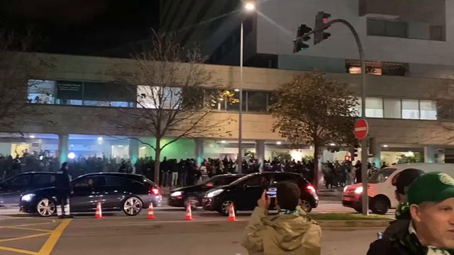 Adeptos do Sporting fazem festa no exterior do Bessa