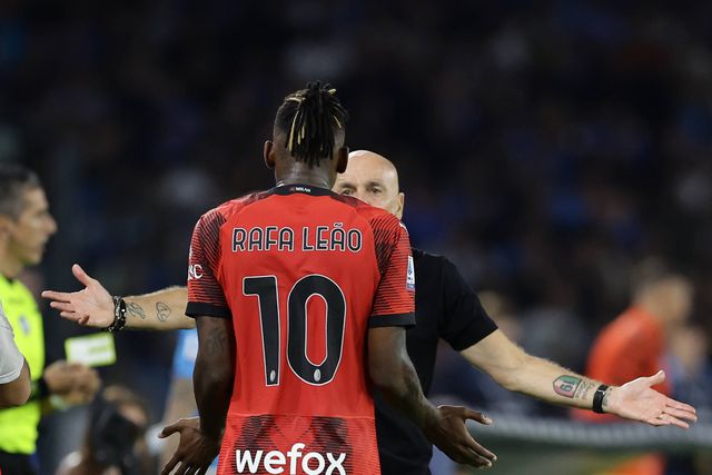 Vídeo: o momento em que Rafael Leão questiona o treinador pela substituição