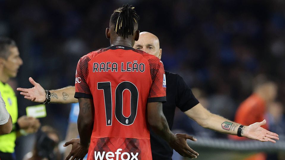 Vídeo: o momento em que Rafael Leão questiona o treinador pela substituição