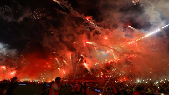 Estádio do River Plate interditado após espetáculo de pirotecnia