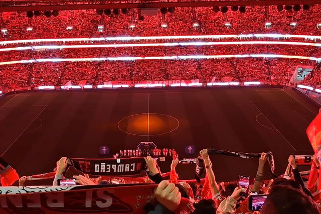 Entrada das equipas ao som do hino do Benfica