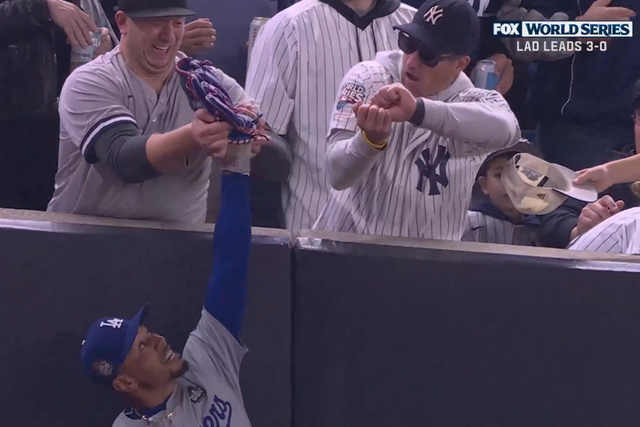 Insólito: adeptos tentam tirar bola a estrela dos Dodgers nas finais (vídeo)