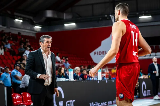 O treinador da equipa de basquetebol do Benfica, Norberto Alves, num jogo das competições europeias 2025-26. Foto FIBA