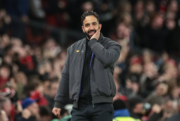 Ruben Amorim sorridente em Old Trafford