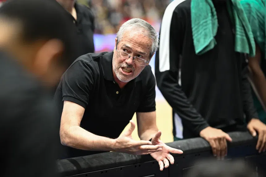 Luís Magalhães, treinador da equipa de basquetebol do Sporting, desesperou no banco com os erros dos seus jogadores     Foto FIBA
