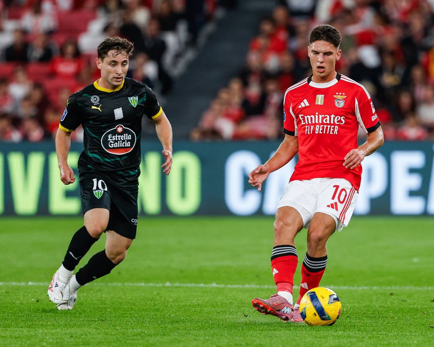 Sudakov, criativo do Benfica, em ação diante do Tondela