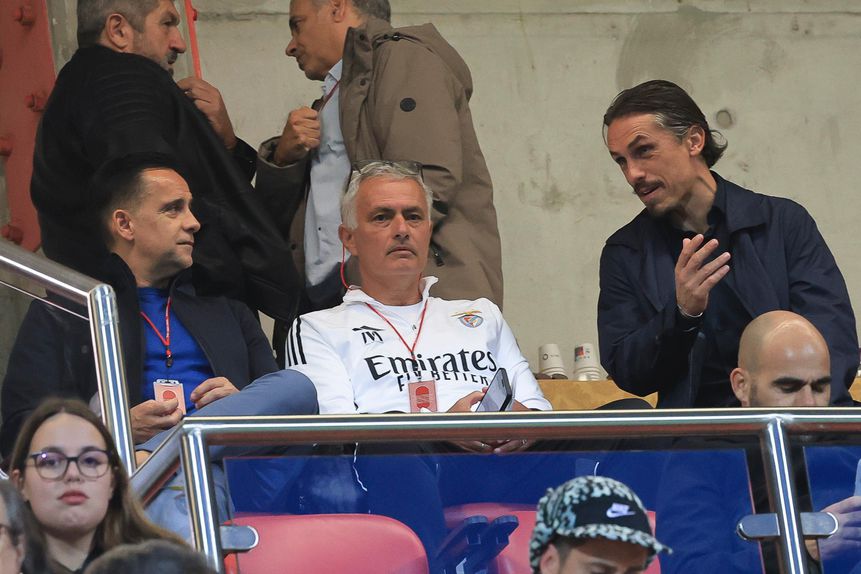 José Mourinho foi espectador atento ao Benfica B - Paços de Ferreira, no qual observou vários jogadores que orienta na equipa principal dos encarnados. Foto: SL Benfica