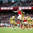 Cristhian Mosquera, defesa do Arsenal salta para cabecear mais uma bola parada na Premier League frente ao Crystal Palace