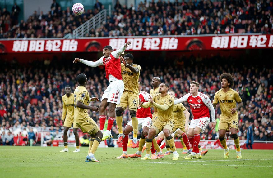 Cristhian Mosquera, defesa do Arsenal salta para cabecear mais uma bola parada na Premier League frente ao Crystal Palace