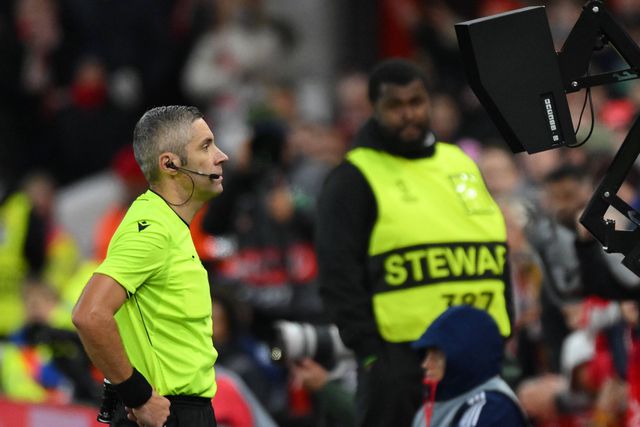 Árbitro Radu Marian Petrescu consulta o VAR durante o Nottingham Forest-FC Porto, da Liga Europa