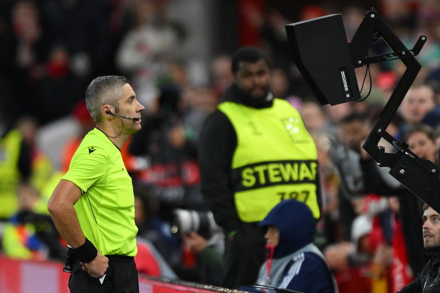 Árbitro Radu Marian Petrescu consulta o VAR durante o Nottingham Forest-FC Porto, da Liga Europa