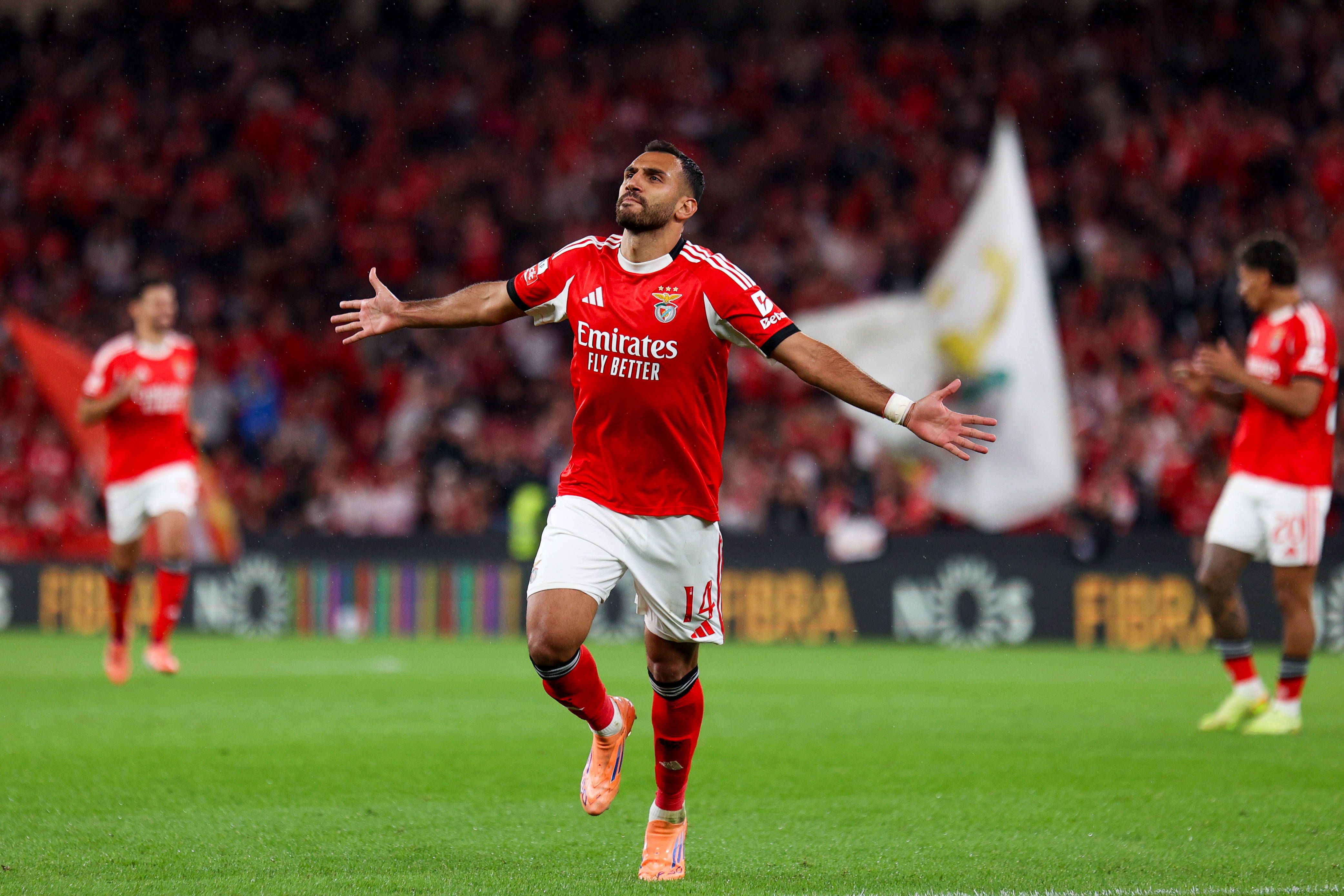 Pavlidis a festejar golo do Benfica na Luz