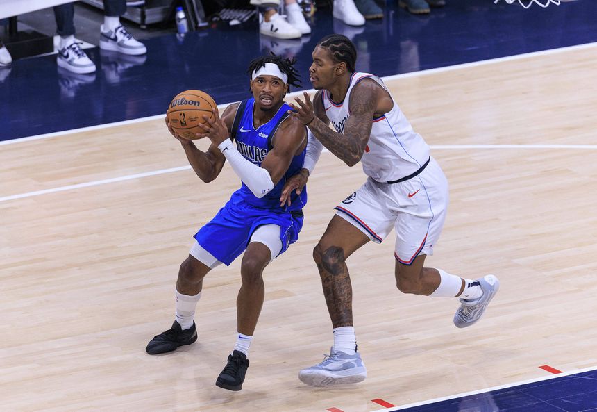 Brandon Williams com a bola ao serviço dos Dallas Mavericks