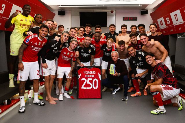 Tributo a Otamendi no balneário do Benfica pelos 250 jogos de águia ao peito - Foto: SLB