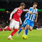 Max Dowman, avançado do Arsenal, e Olivier Boscagli, defesa do Brighton