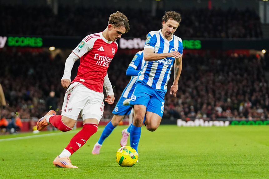 Max Dowman, avançado do Arsenal, e Olivier Boscagli, defesa do Brighton