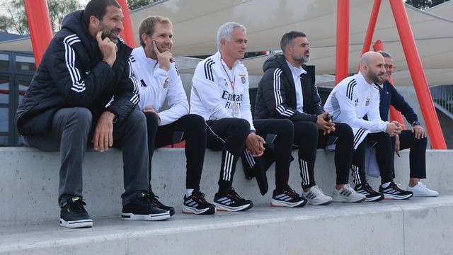 A equipa técnica de José Mourinho no treino dos sub-16 - Foto: SL Benfica
