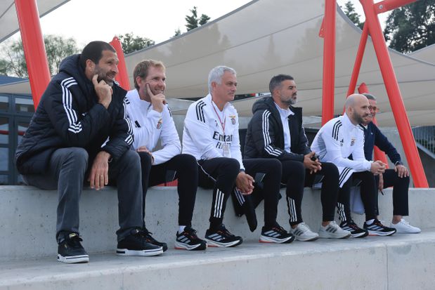 A equipa técnica de José Mourinho no treino dos sub-16 - Foto: SL Benfica