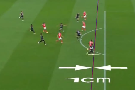 Sudakov reagiu com ironia ao golo anulado por 1 cm - Foto: Sudakov