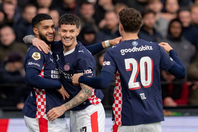 Isamel Saibari (à esquerda), médio do PSV