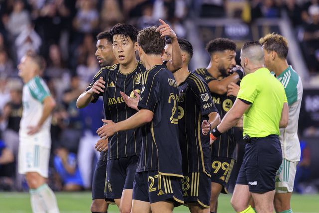 Son Heung-Min celebra com Nathan Ordoz, o marcador do golo da vitória do Los Angeles FC
