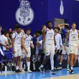 A equipa de basquetebol do FC Porto durante um jogo das competições europeias 2025-26. Foto FIBA