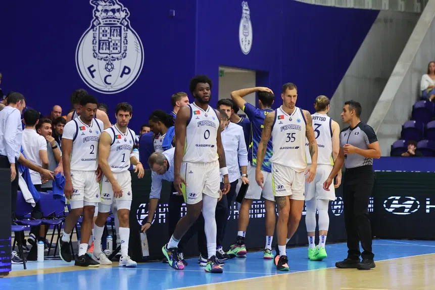 A equipa de basquetebol do FC Porto durante um jogo das competições europeias 2025-26. Foto FIBA