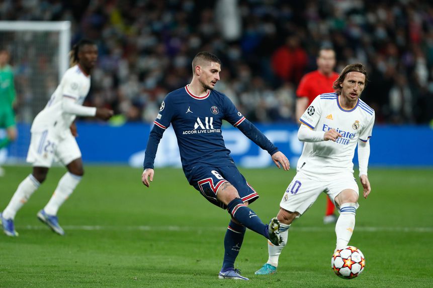Verratti, com a camisola do PSG, frente a Modric