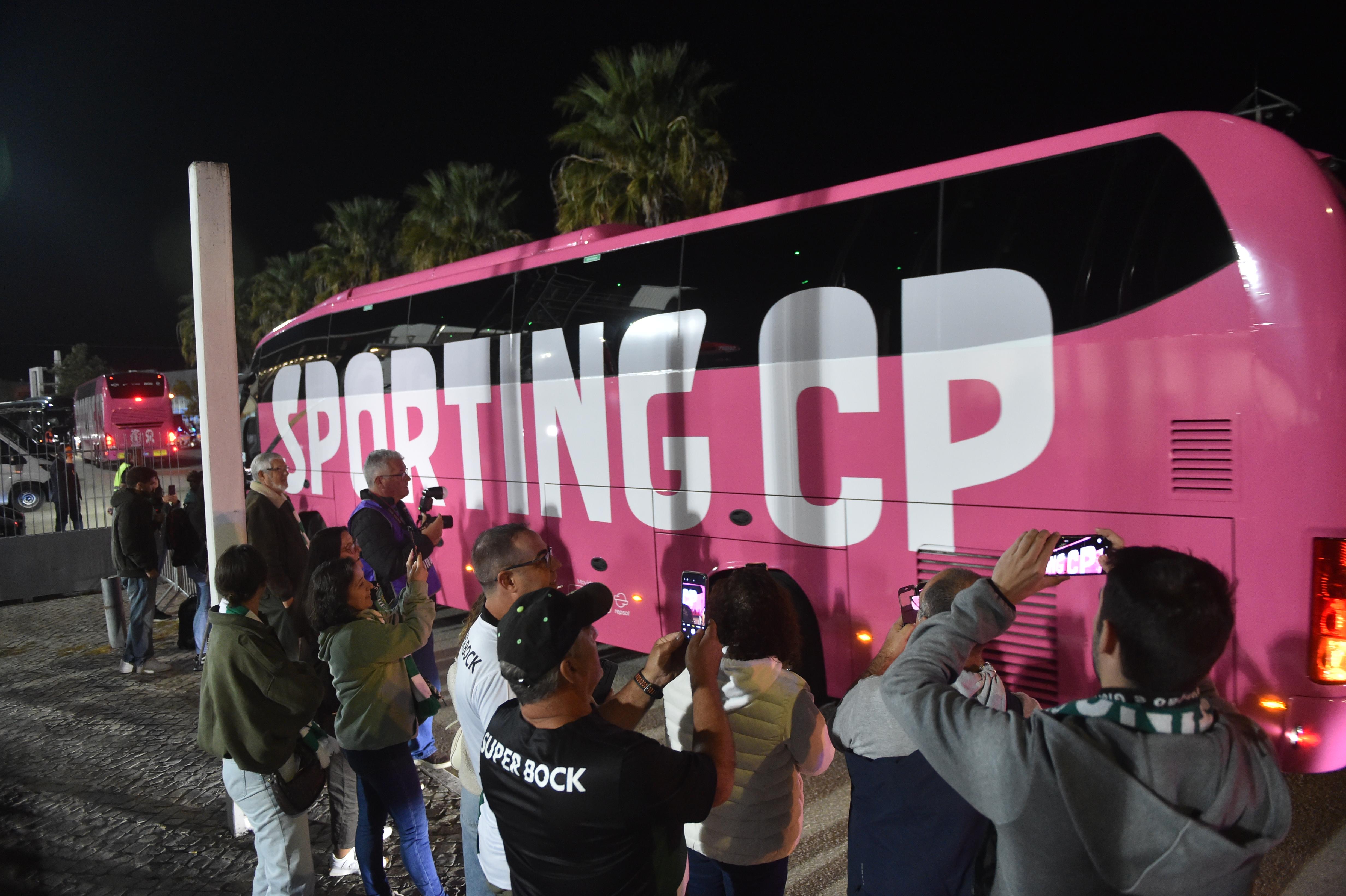 Chegada do autocarro do Sporting a Rio Maior - Foto: Miguel Nunes