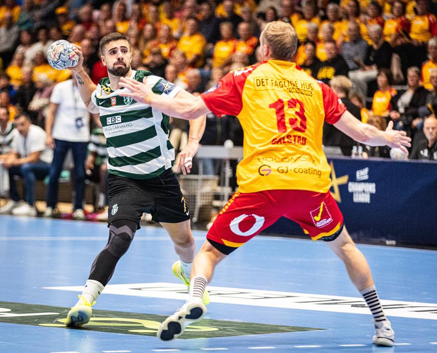 Martim Costa em ação no jogo do Sporting com o GOG, da Champions - Foto: EHF