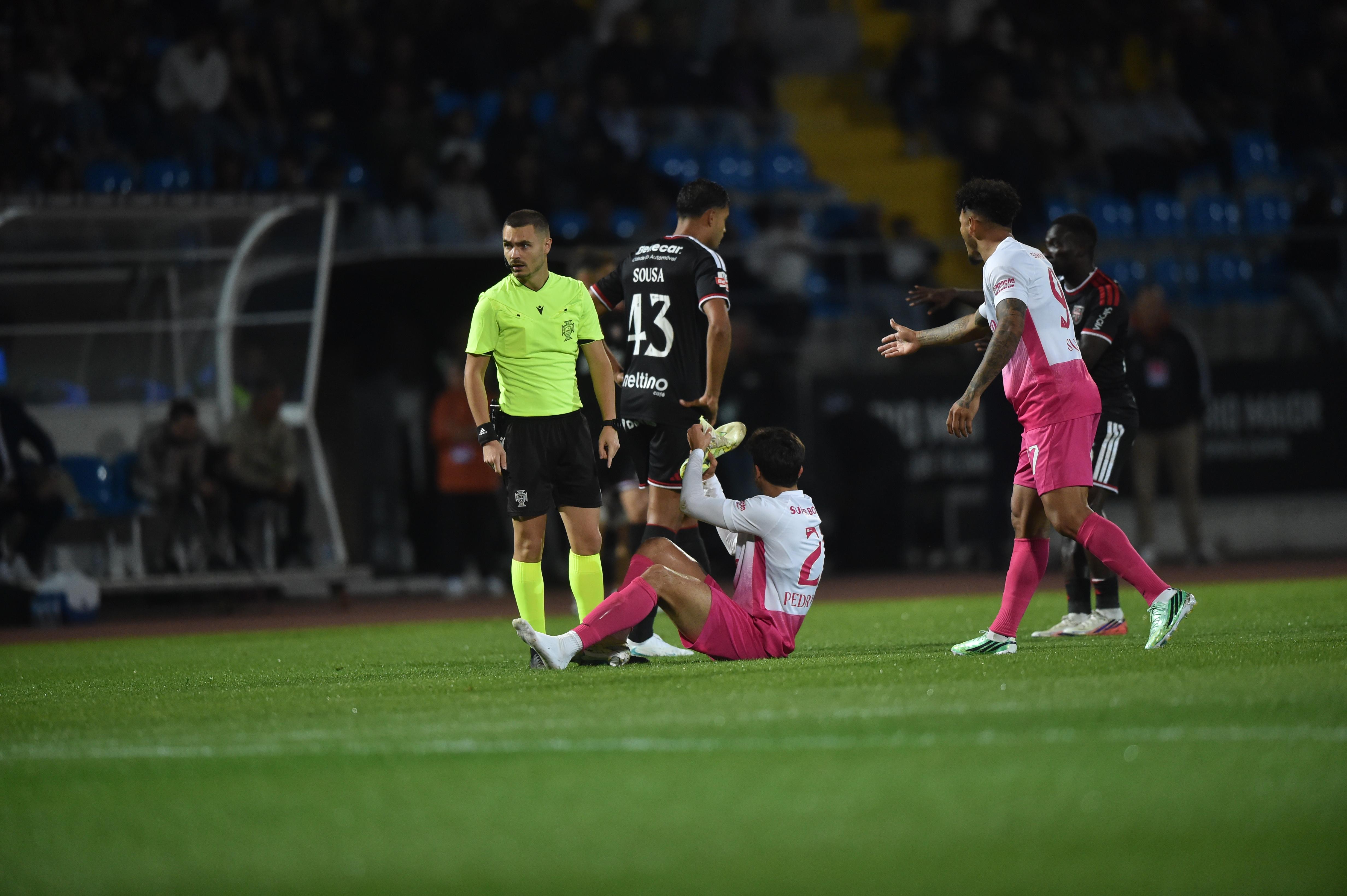 Bota saiu do pé de Pedro Lima no Sporting-Casa Pia - Foto: Miguel Nunes