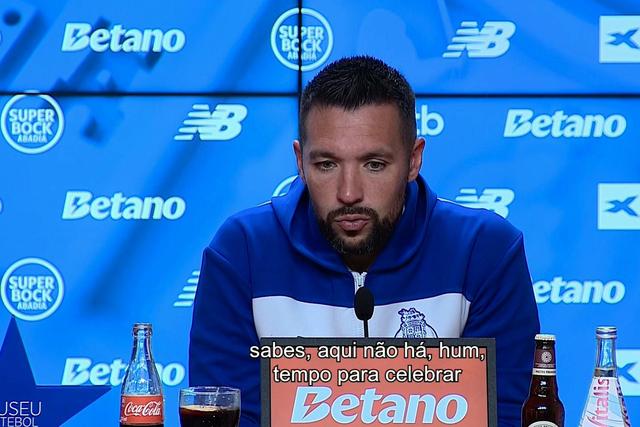 Farioli comenta elogios de Villas-Boas: «Não temos tempo...»