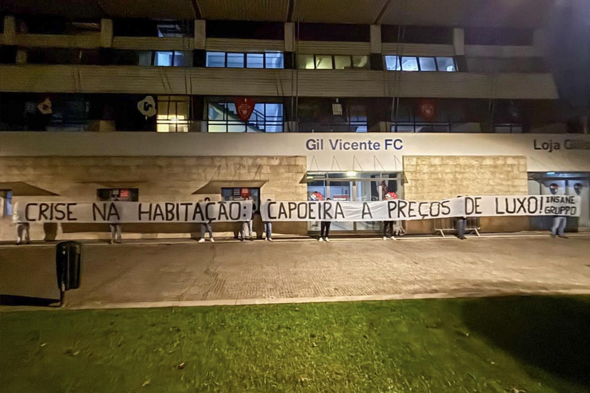Protesto dos adeptos do Vitória em Barcelos (foto: @vitoriaa_news/X)