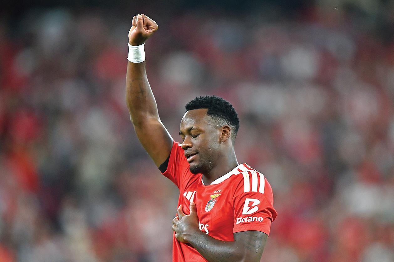 Benfica protestou castigo
a Jhon Durán após expulsão polémica
do avançado colombiano
diante do Santa Clara - Foto: Miguel Nunes