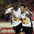 Rui Borges e Mantorras festejam golo marcado pelo extremo ao Benfica, em 2001 - Foto: A BOLA