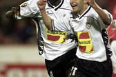 Rui Borges e Mantorras festejam golo marcado pelo extremo ao Benfica, em 2001 - Foto: A BOLA
