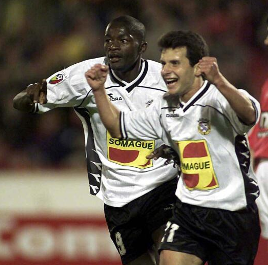 Rui Borges e Mantorras festejam golo marcado pelo extremo ao Benfica, em 2001 - Foto: A BOLA