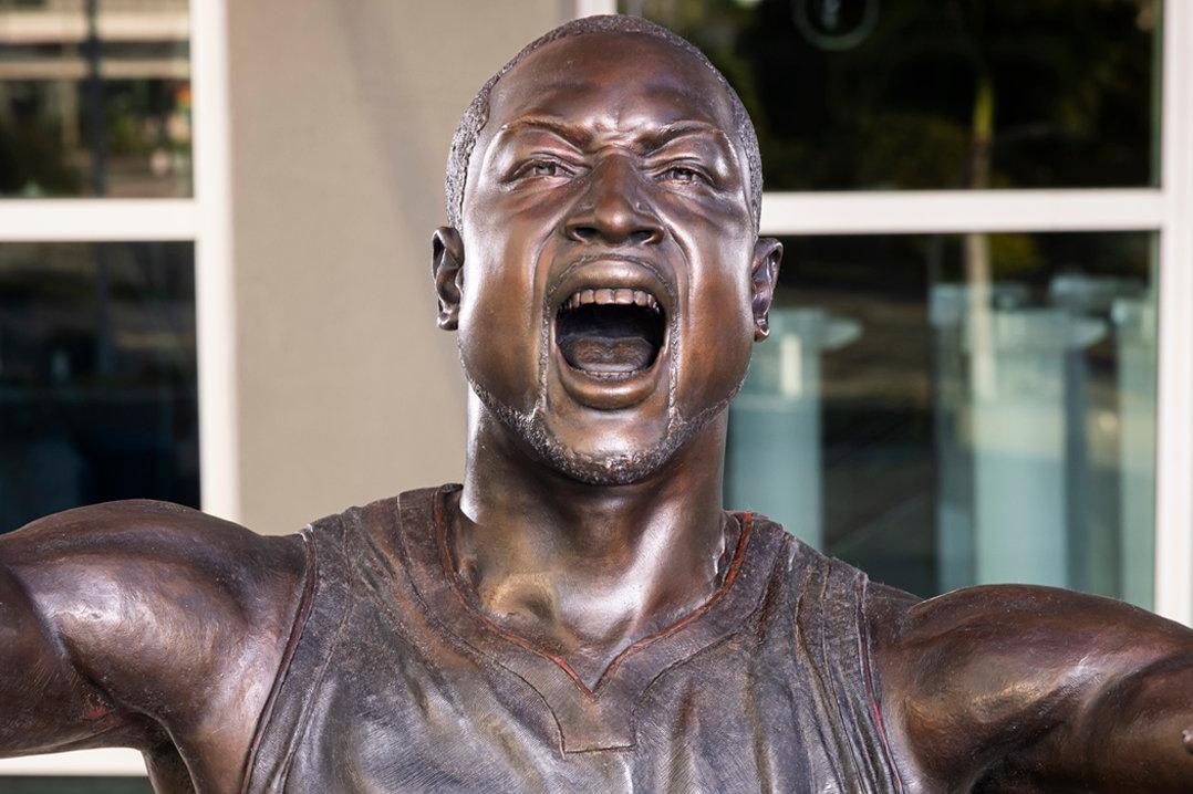 A nova face da estátua de Wade junto ao Kaseya Center