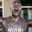 A nova face da estátua de Wade junto ao Kaseya Center