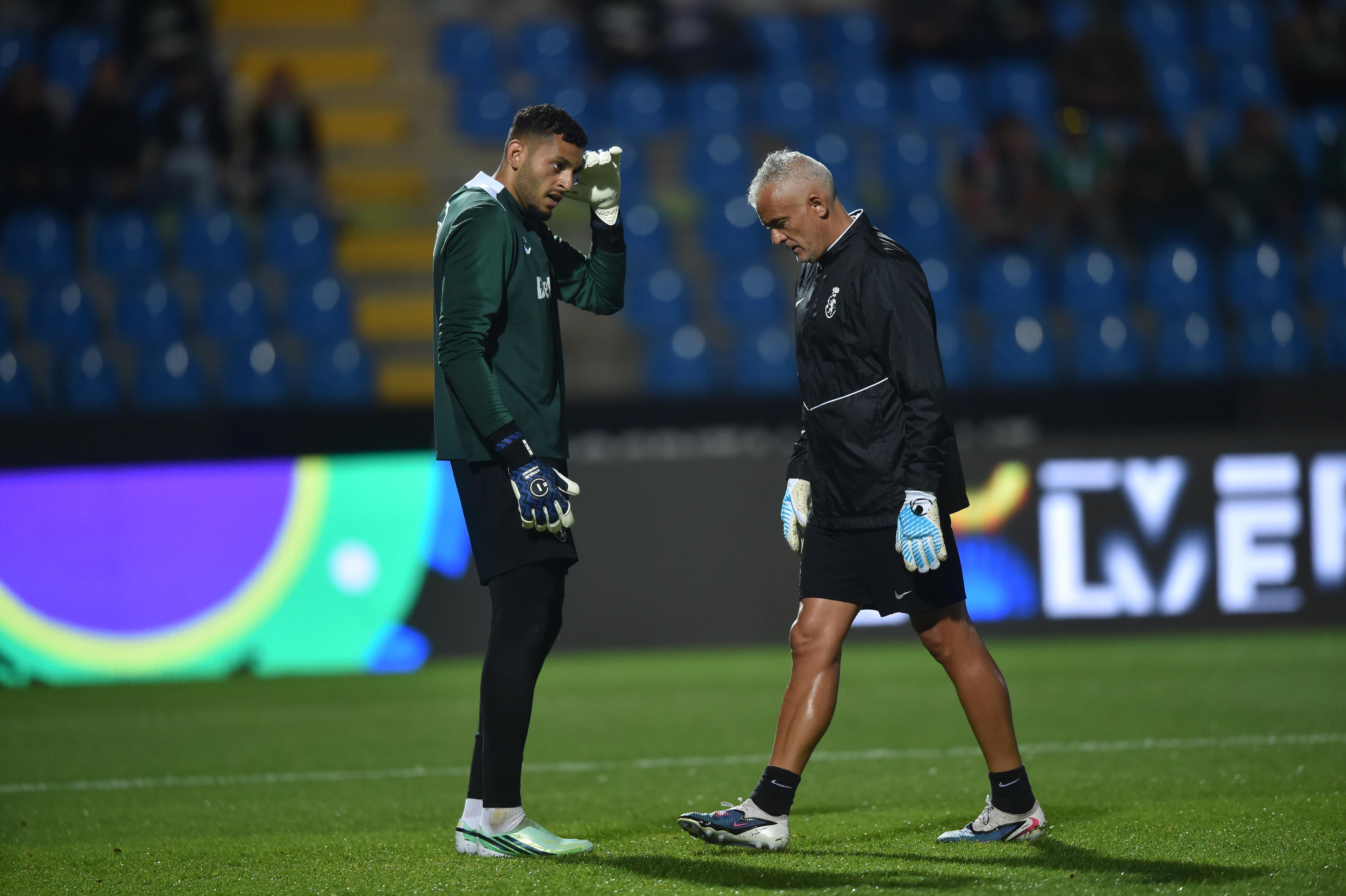 Kaique no aquecimento e de volta à baliza no Sporting-Casa Pia - Foto: Miguel Nunes