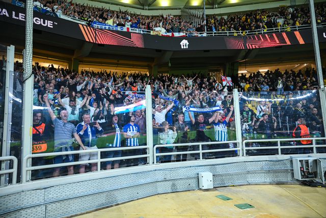 Adeptos do Brighton e do AEK são atingidos por gás lacrimogéneo