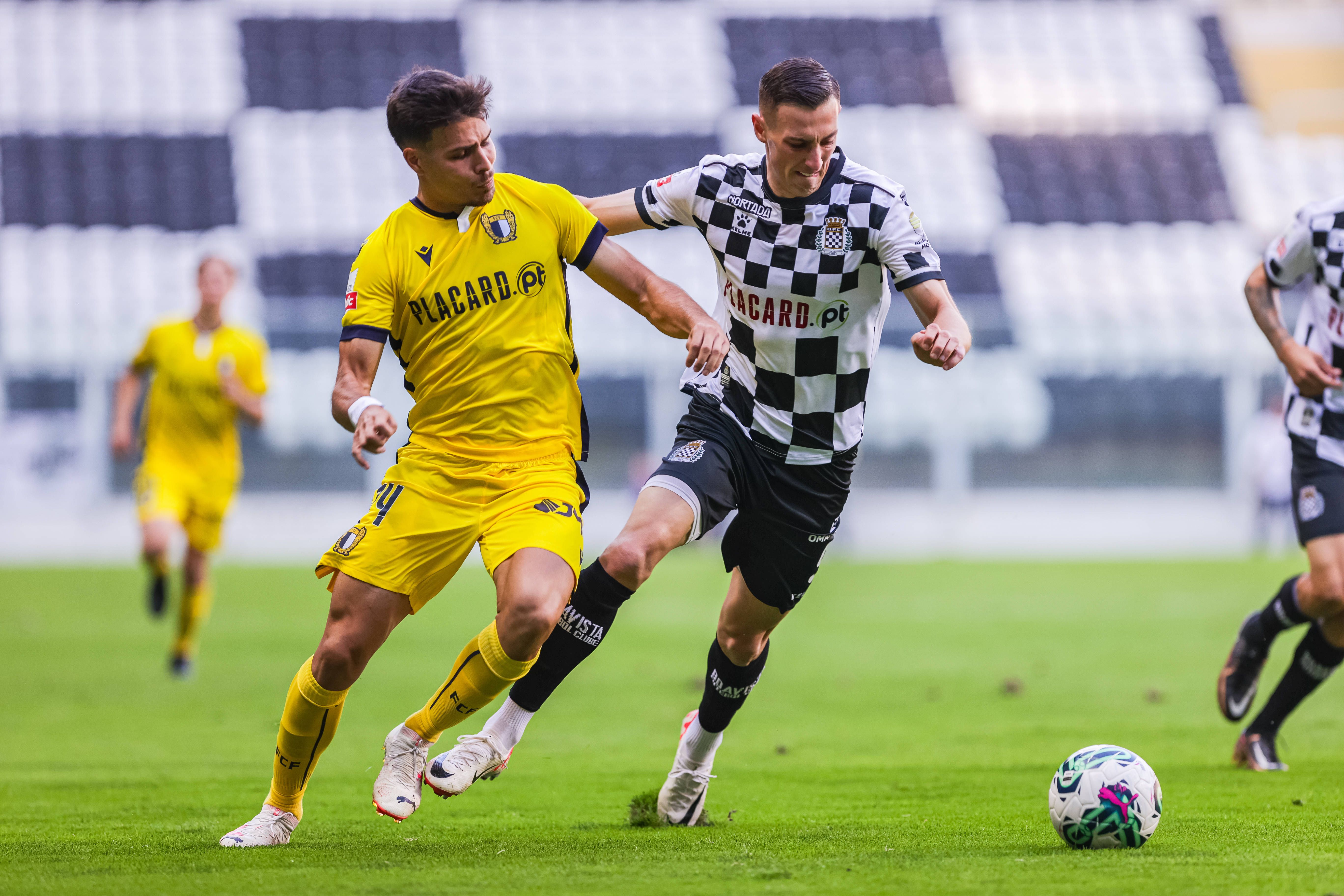 Famalicão: Francisco Moura ainda joga em Guimarães antes de reforçar o FC Porto